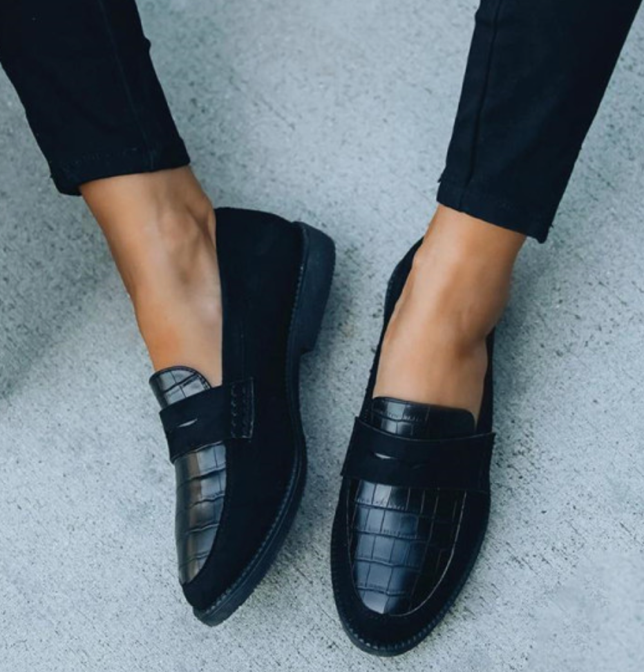 Chic Black Leather Loafers for Women - Timeless Design, All-Season Comfort